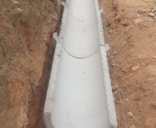 instalação canaleta de concreto pluvial