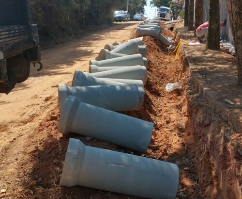 Tubo de concreto pluvial sendo instalado