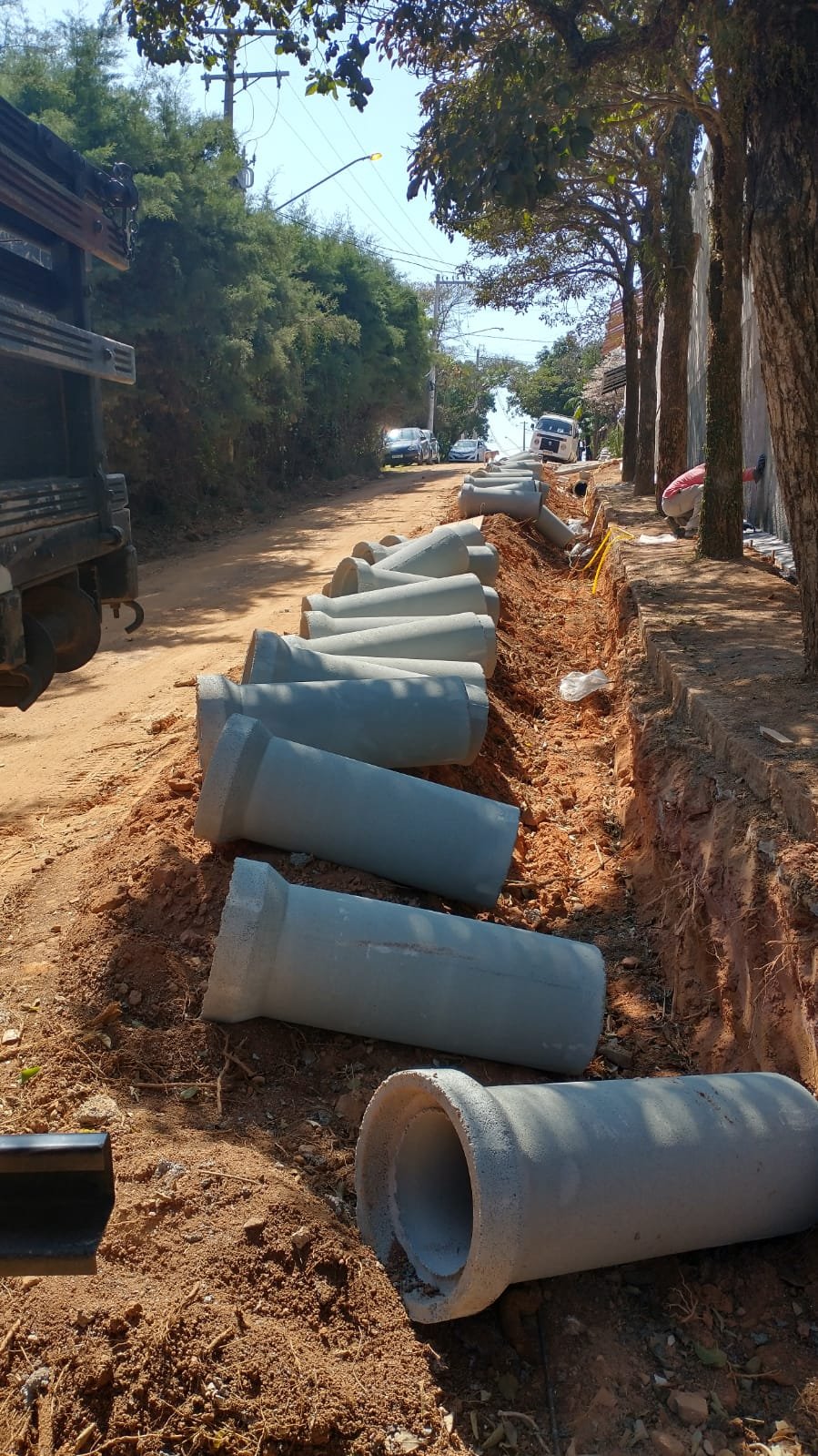 Tubo de concreto pluvial sendo instalado