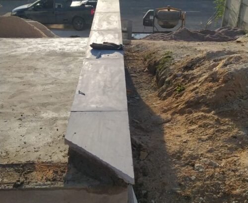 pingadeira de concreto modelo reta instalada no muro