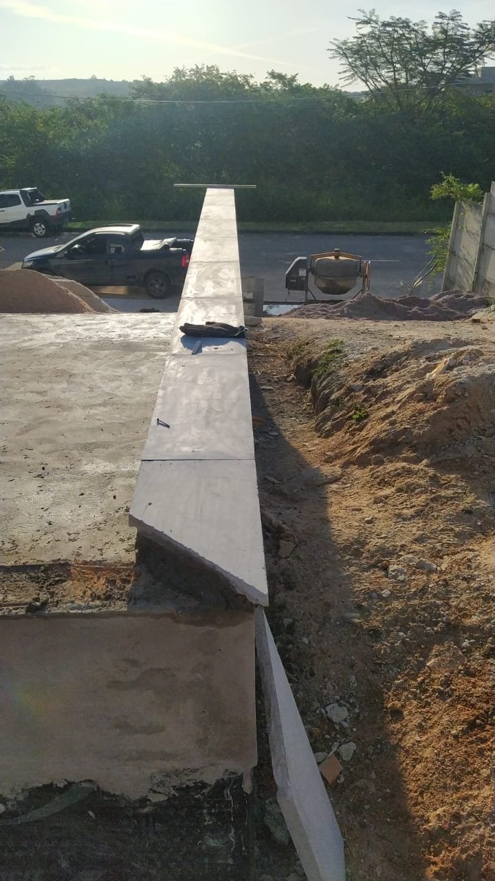 pingadeira de concreto modelo reta instalada no muro