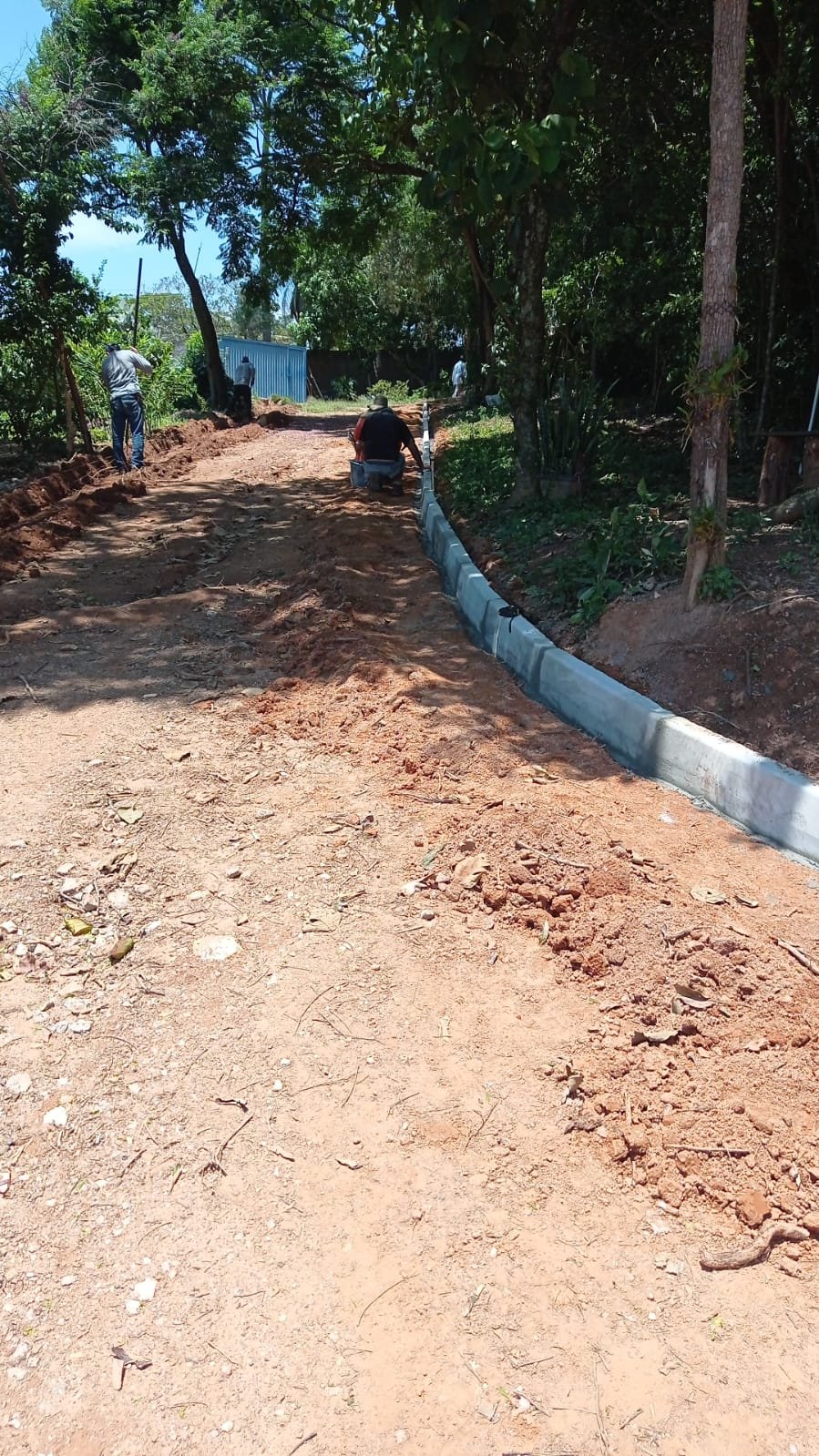 guia de concreto instalada na calçada