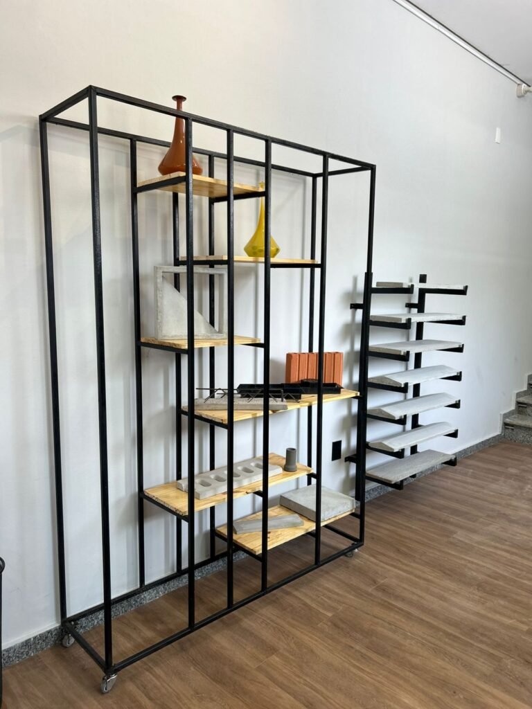 prateleira moderna em escritorio