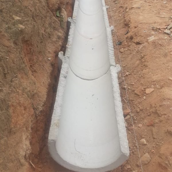 instalação canaleta de concreto pluvial