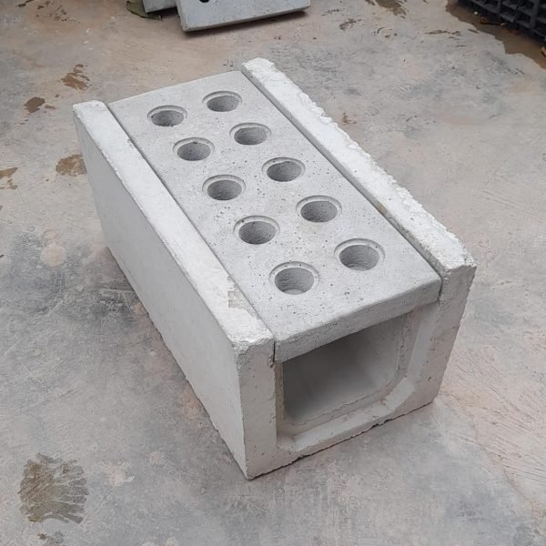 canaleta e grelha de concreto para drenagem de agua