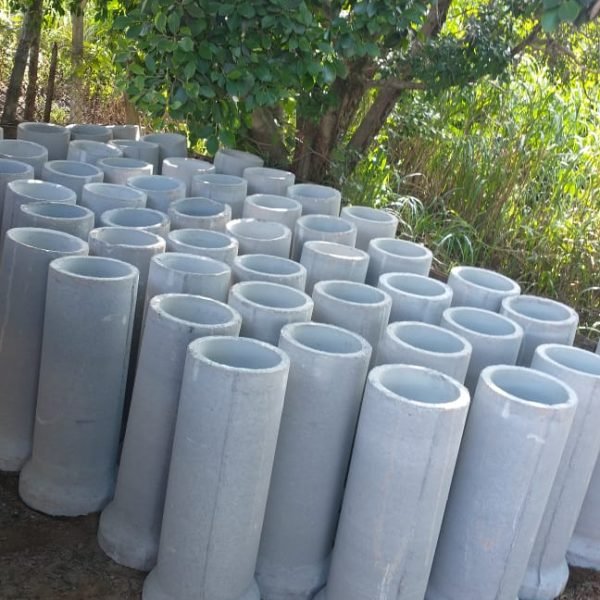 tubos de cimento em obra industrial