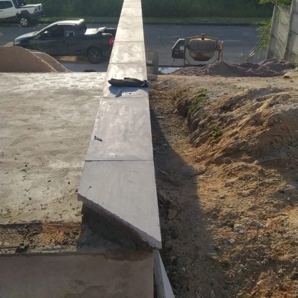pingadeira de concreto modelo reta instalada no muro
