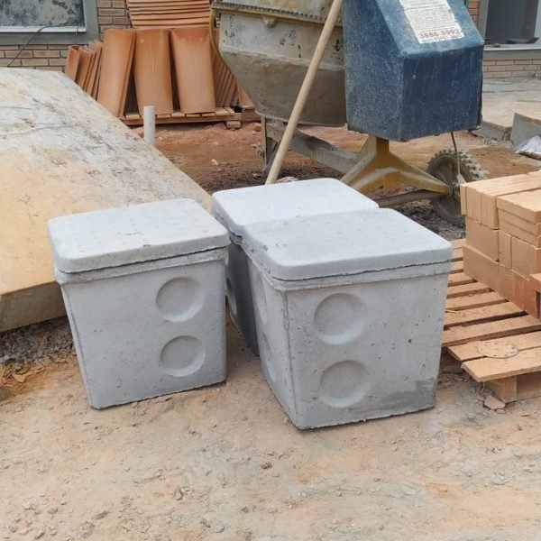 caixa de concreto com fundo e tampa para passagem de esgoto
